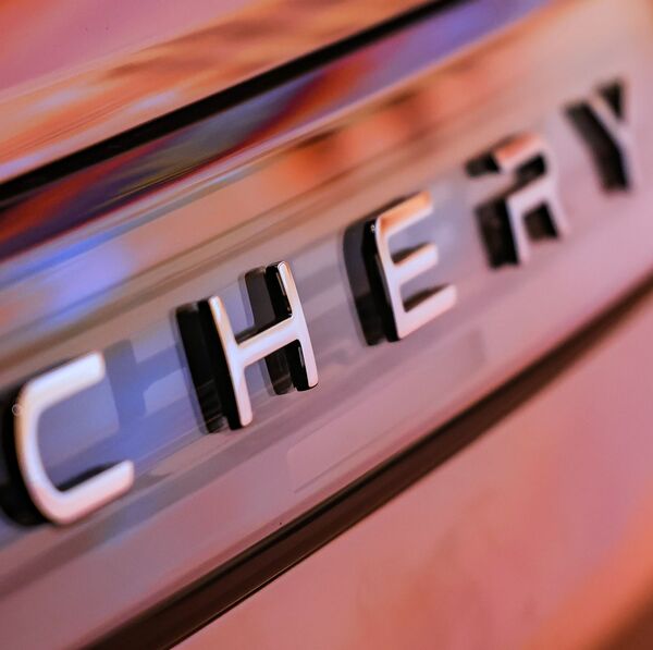 Chery montre ses muscles